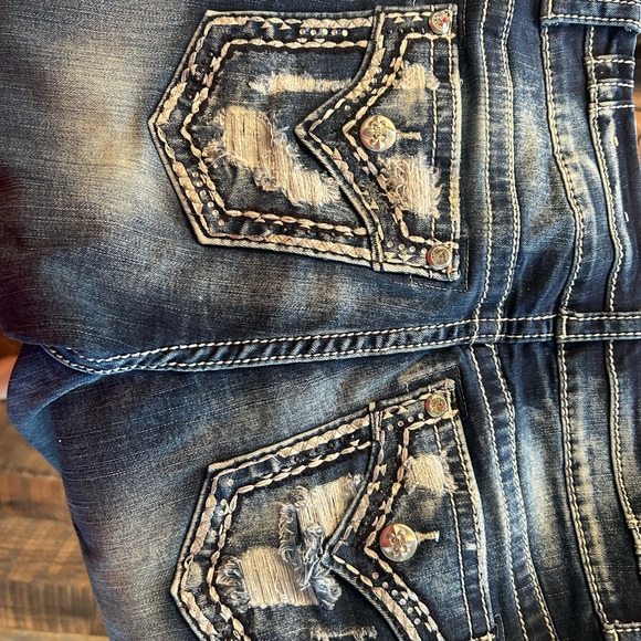 Miss Me Jean. Distressed size 29 tapered leg - Picture 3 of 4